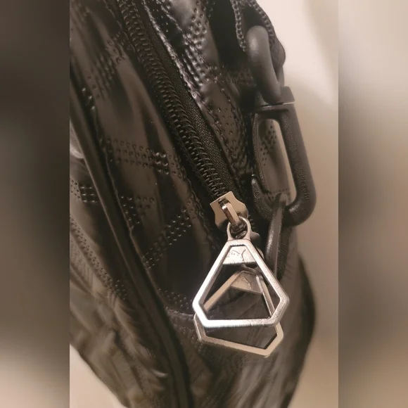 Puma Oversized Classics Archive Sports Bag with Handles, Black Metallic - Picture 9 of 12